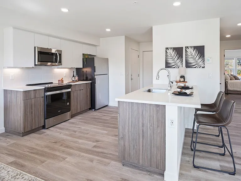 Edgewater Apartments — Photo 12