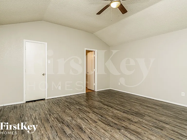 2661 Claremont Dr — Photo 9