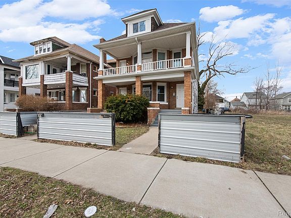 4th image of 591 Hague St