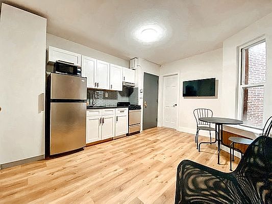 2nd image of 408 W 39th St #5FW