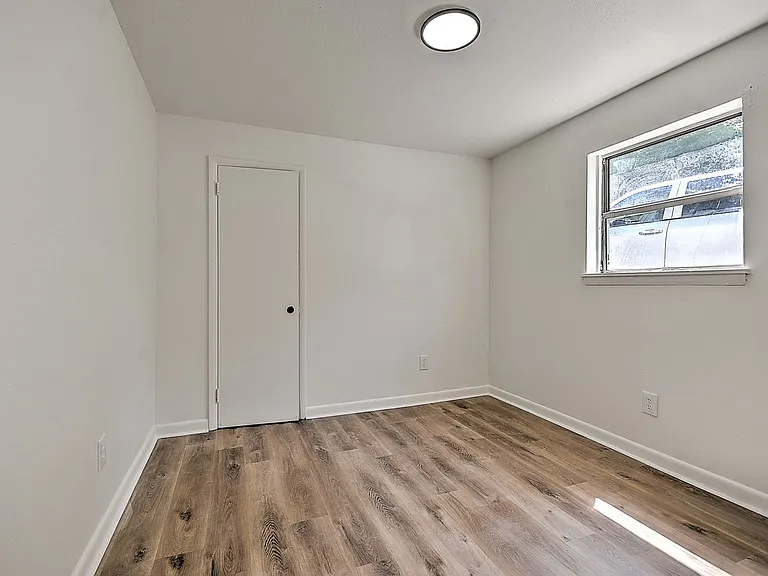 716 W G St — Photo 9