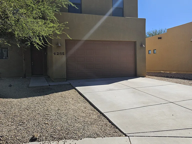 1285 Preston St — Photo 1