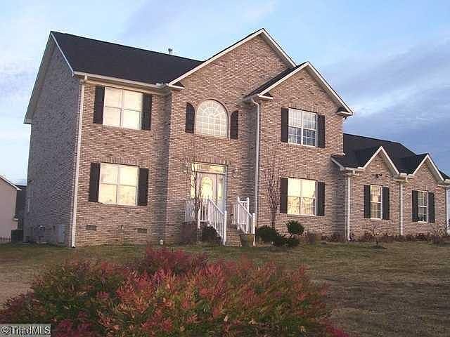 4 BR, 3 BA Brick home on corner lot in Bradford Downs