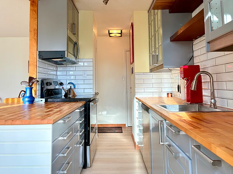 313 20th Ave SW #402 — Photo 24