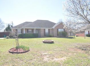 119 Country Side Ln, Elmore, AL 36025