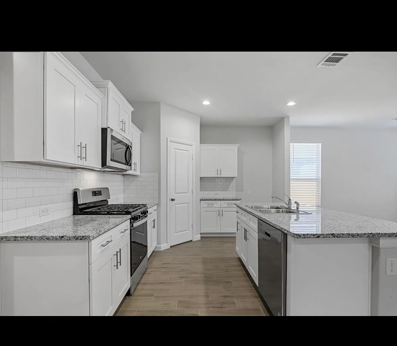 5 bed, 2200 sqft, $2,995 — Photo 3