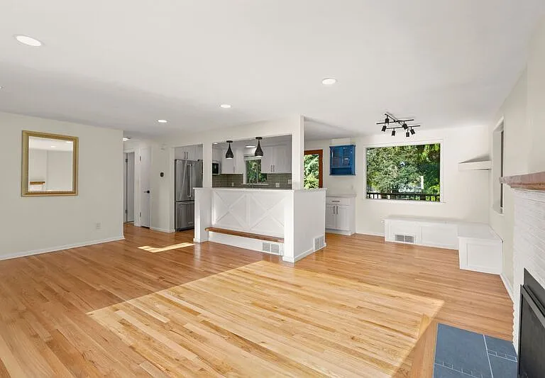 16253 13th Ave SW — Photo 3