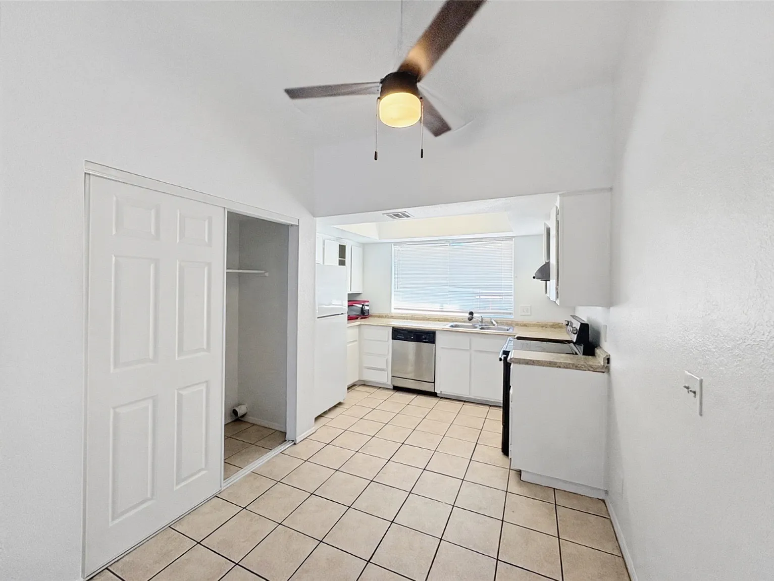 2 bed, 807 sqft, $1,099 — Photo 1