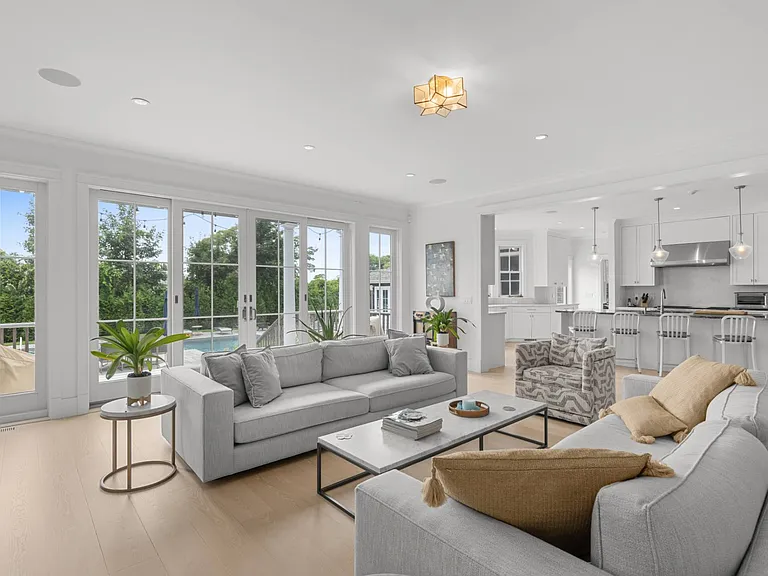 73 Beach Ln — Photo 4