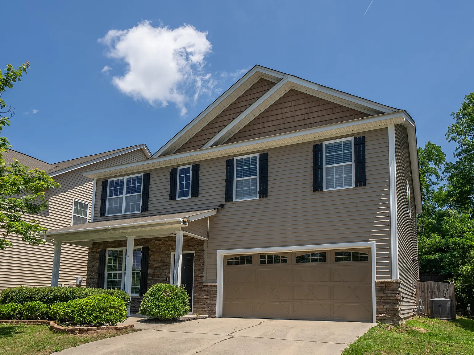 4 bed, 2.5 bath, 2281 sqft, $2,295 — Photo 2