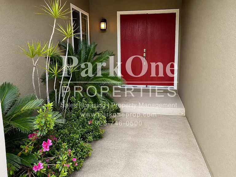 1500 Fieldcrest Dr — Photo 2