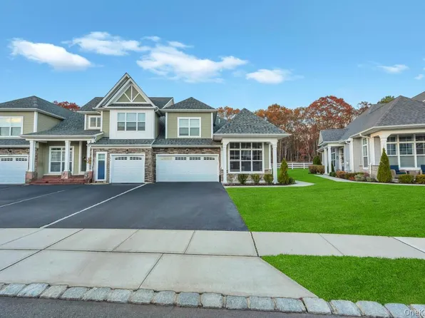 195 Belmont Circle, Yaphank, NY 11980