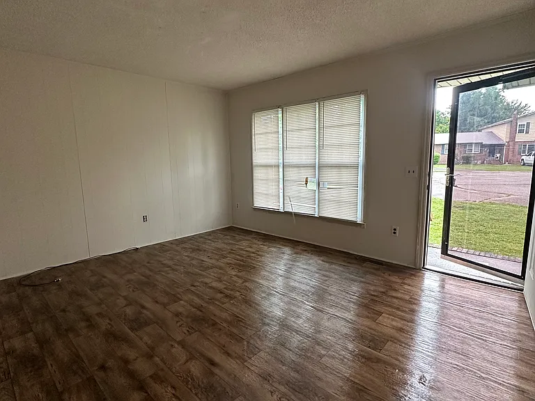 117 Loispaul Cir — Photo 2