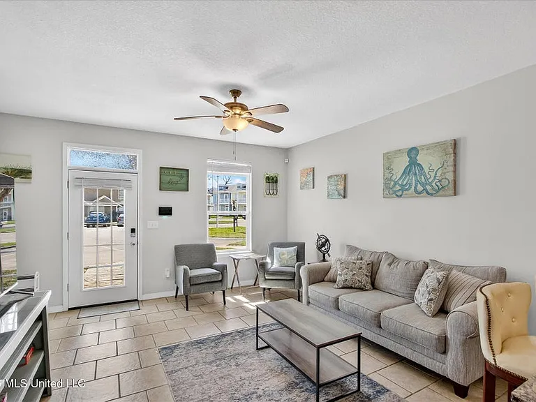1283 Century Oaks Dr — Photo 3