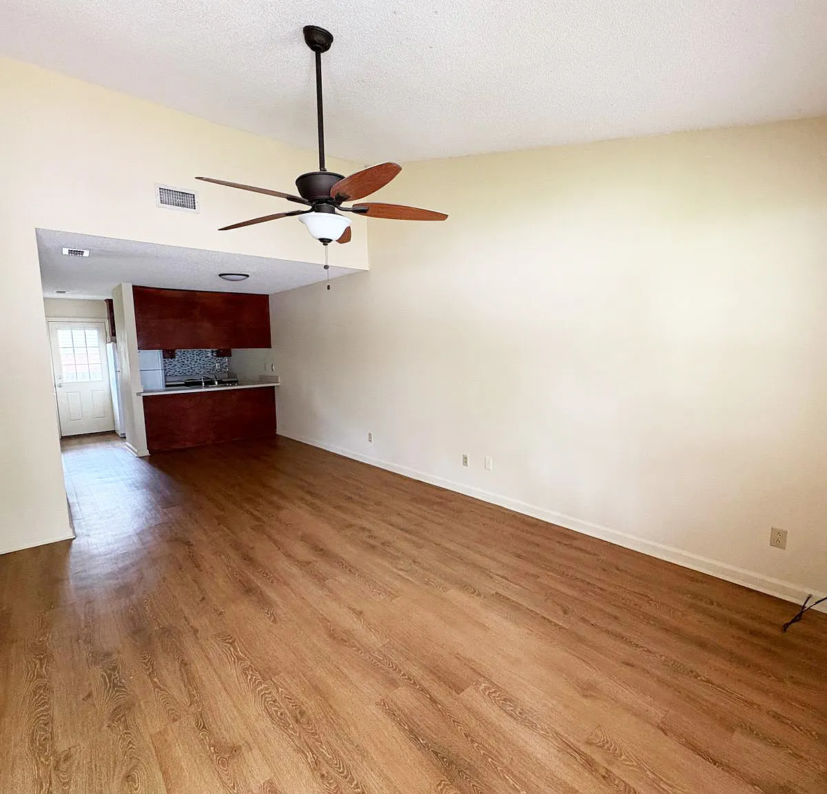 2 bed, 1000 sqft, $1,300 — Photo 2