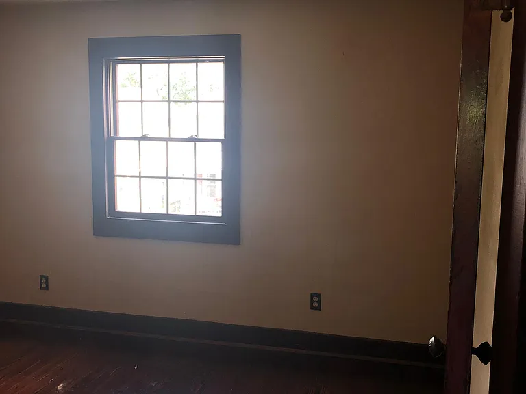 1820 Clarendon Ave — Photo 2