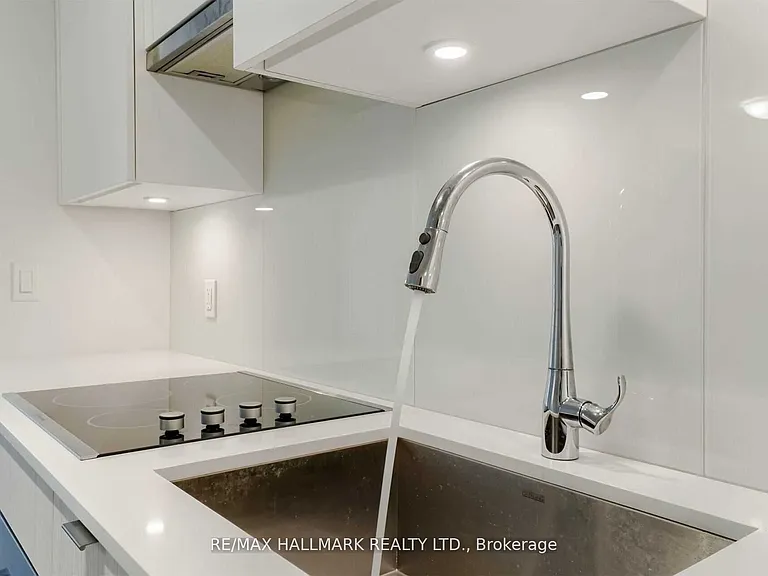 99 Broadway Ave #907 — Photo 8