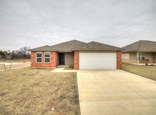 1125 S Appaloosa Ln, Mustang, OK 73064