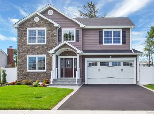 17 Vera Ave, Plainview, NY 11803