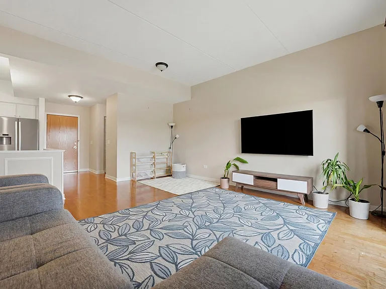 5588 N Lincoln Ave #402 — Photo 4