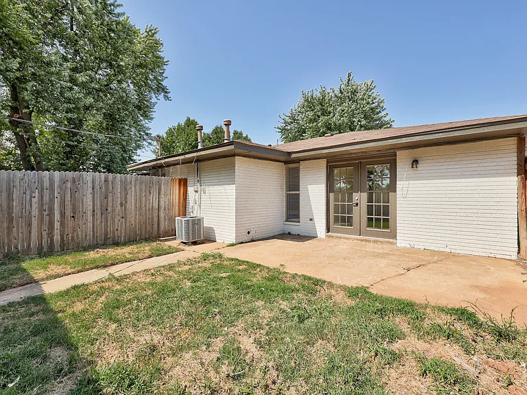 2212 Donna Dr — Photo 55