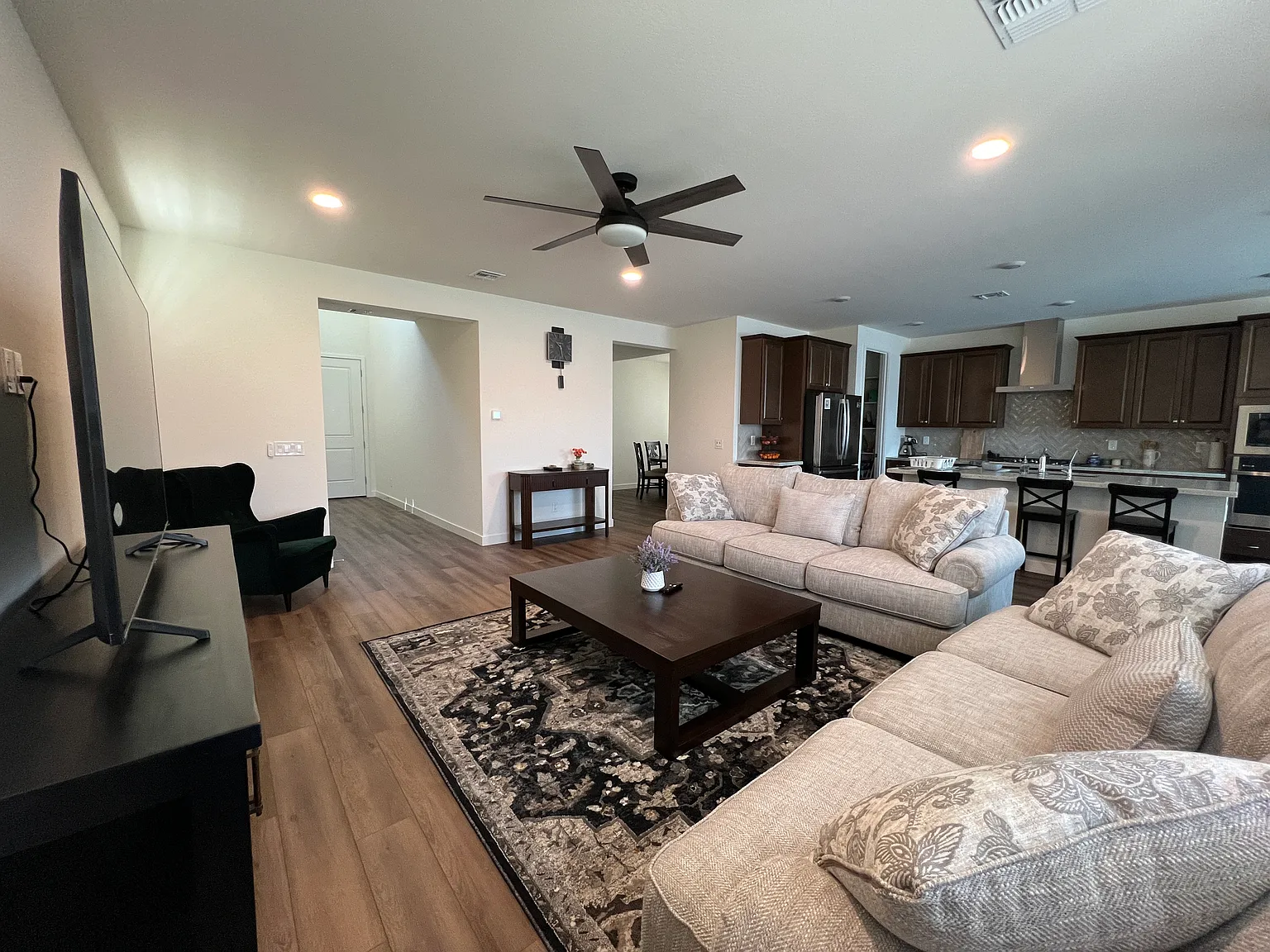 4 bed, 2.5 bath, 2463 sqft, $3,000 — Photo 3