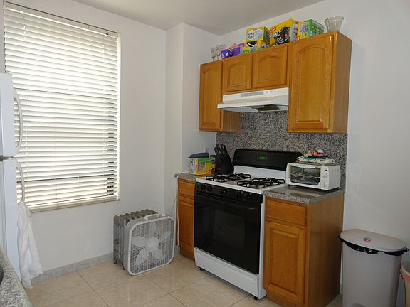 4th image of 2055 29th St APT 3