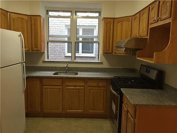 3rd image of 33 Bay 13th St #2