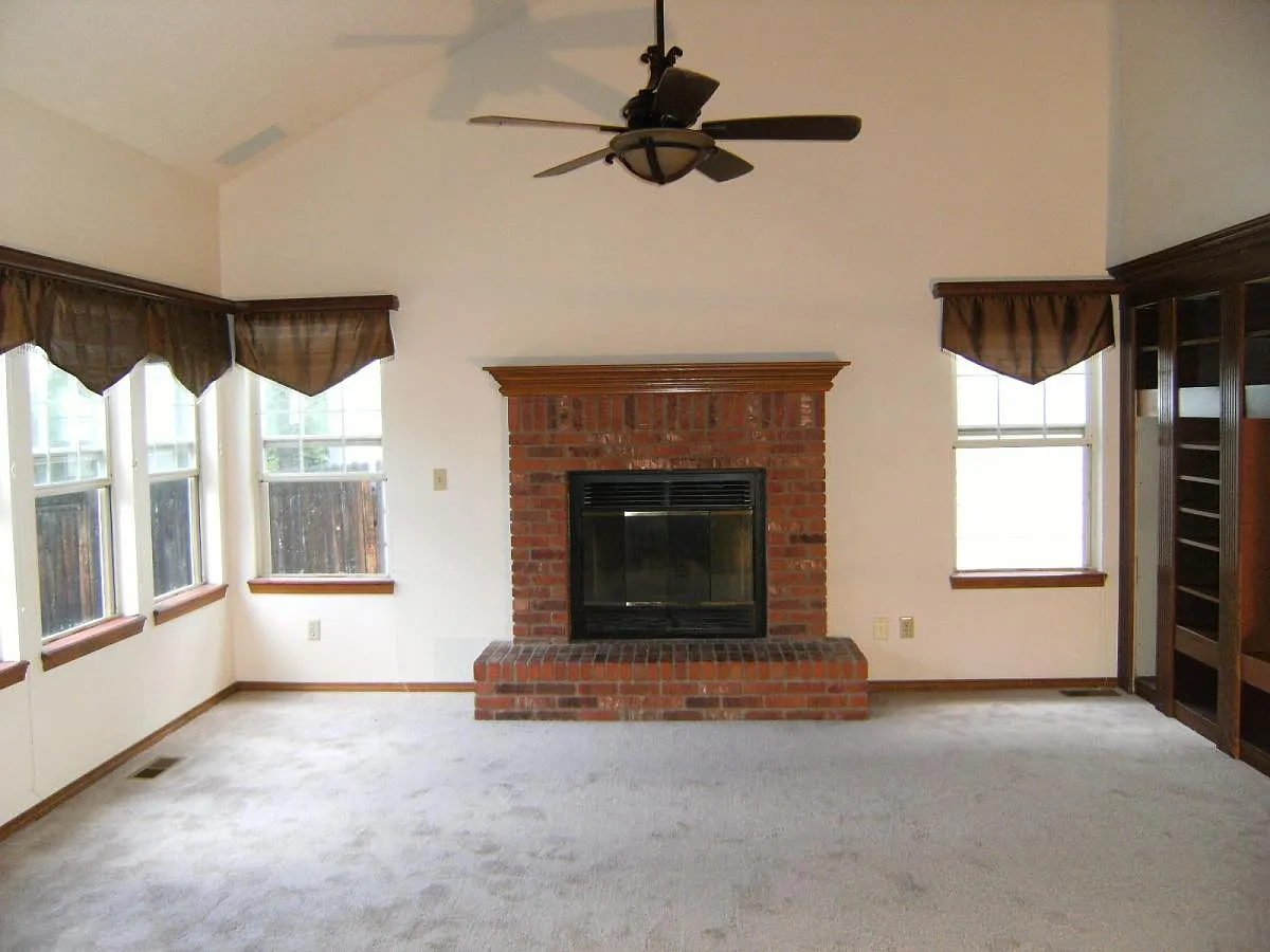 5 bed, 3.5 bath, 2600 sqft, $2,500 — Photo 4