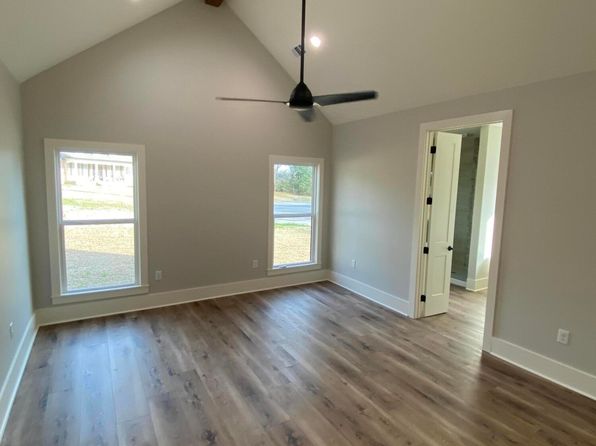 106 Cherokee Dr, Livingston, AL 35470