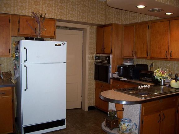 Lg kitchen w/ built-ins