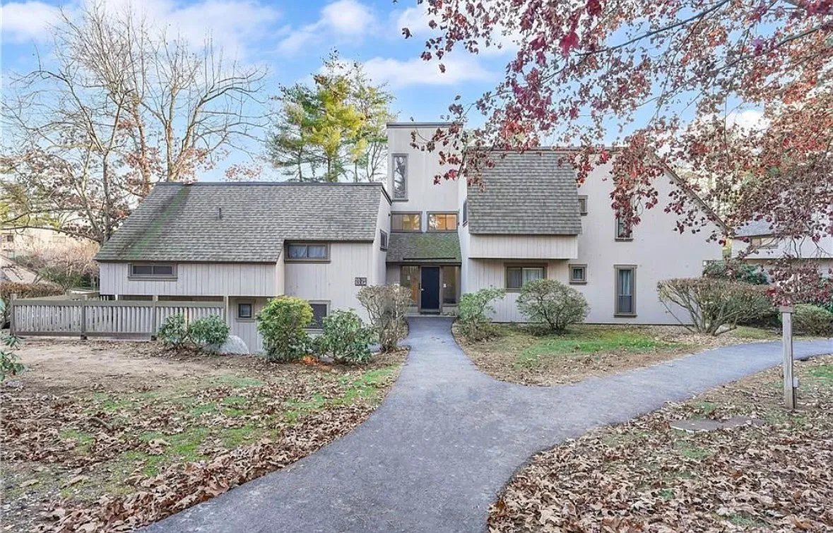 Great Meadow Ln, Farmington — Photo 1