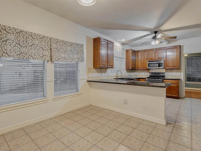 1723 Park Ridge Dr — Photo 5