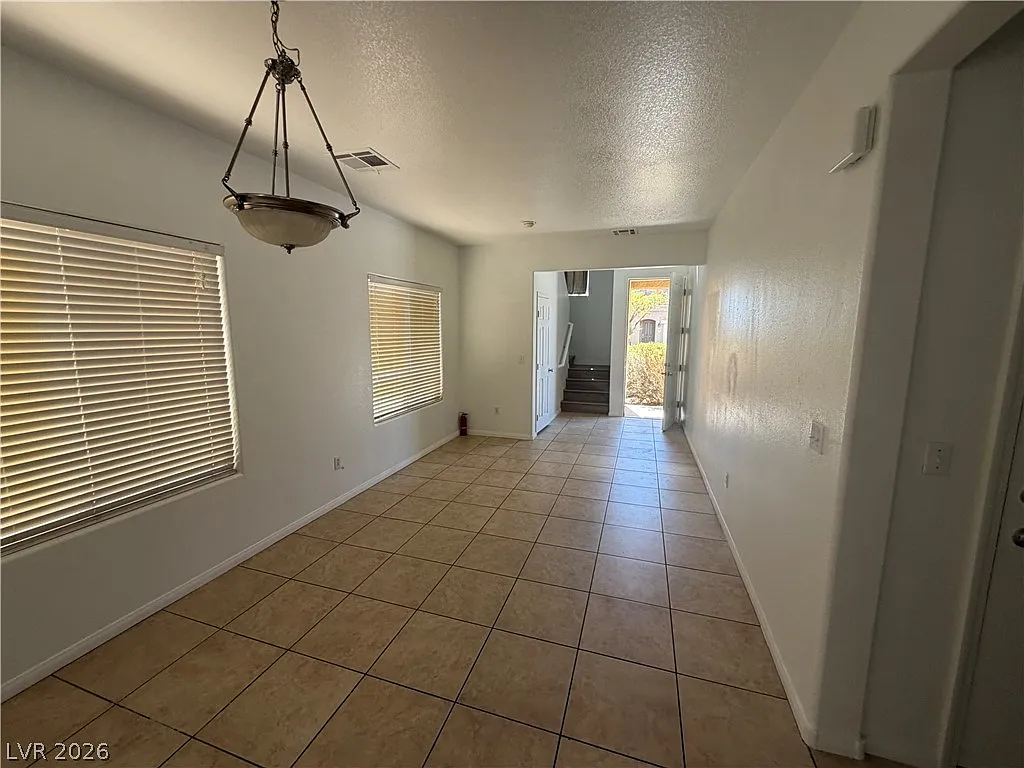 4 bed, 2.5 bath, 2118 sqft, $1,999 — Photo 3