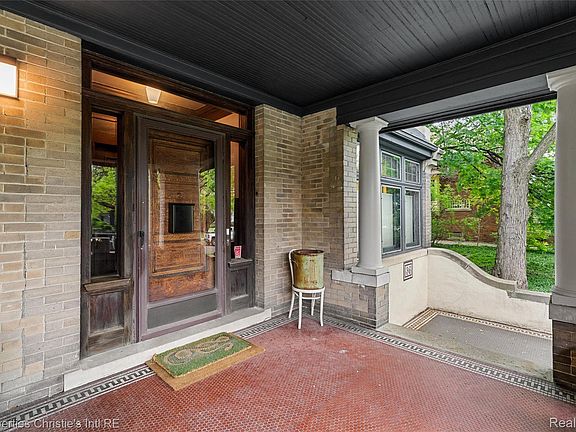 5th image of 36 Longfellow St