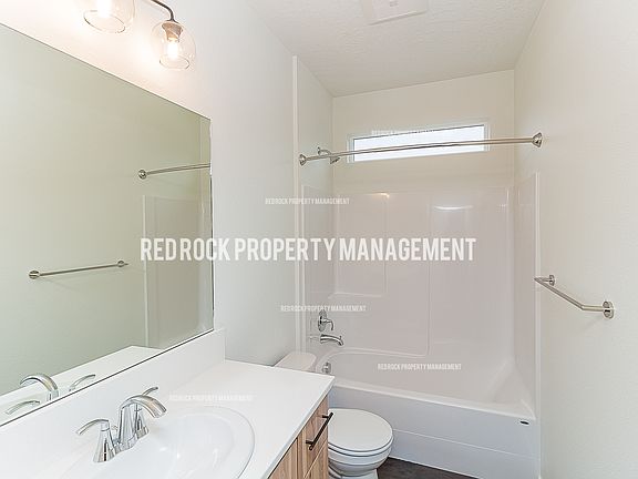 3rd image of 712 E Crescent Dr
