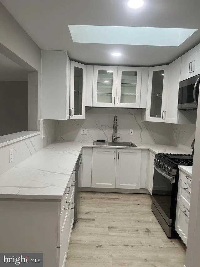 3 bed, 3.0 bath, 2088 sqft, $3,400 — Photo 3