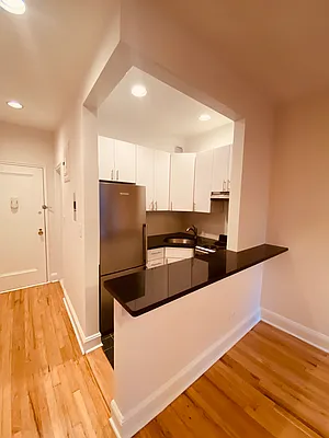 Rented by Metropolis Real Estate of Manhattan | media 19