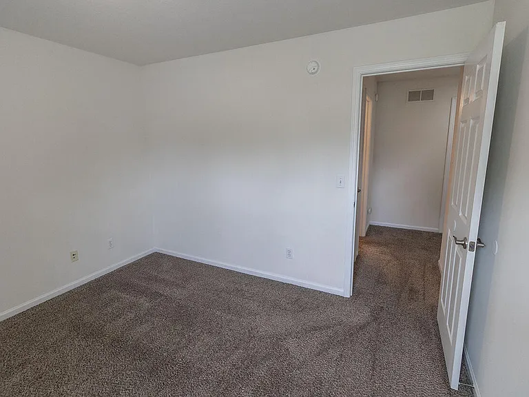 3306 E Saint Charles Rd — Photo 27