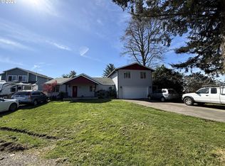 515 Memory Ln, Brookings, OR 97415