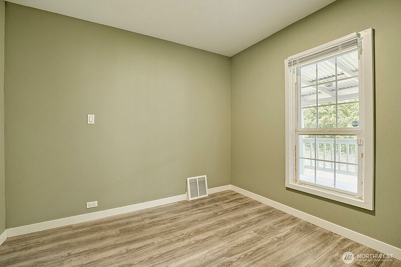 4th image of 98178 5330 S Creston Street