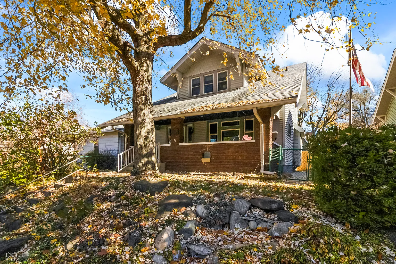 1605 Leonard St photo 1