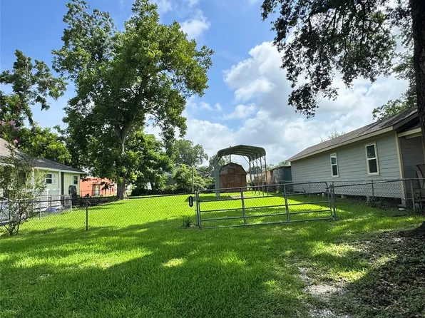 112 E Pearce St, Baytown, TX 77520