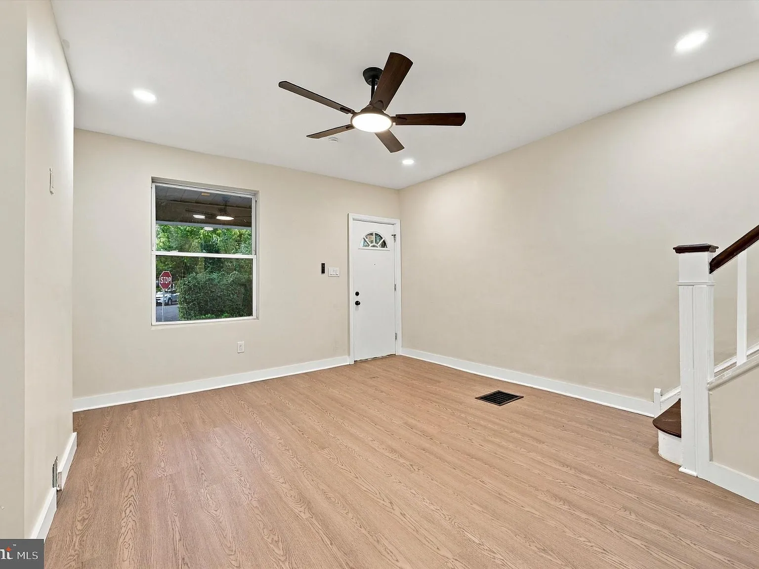3 bed, 1.5 bath, 1050 sqft, $2,100 — Photo 3