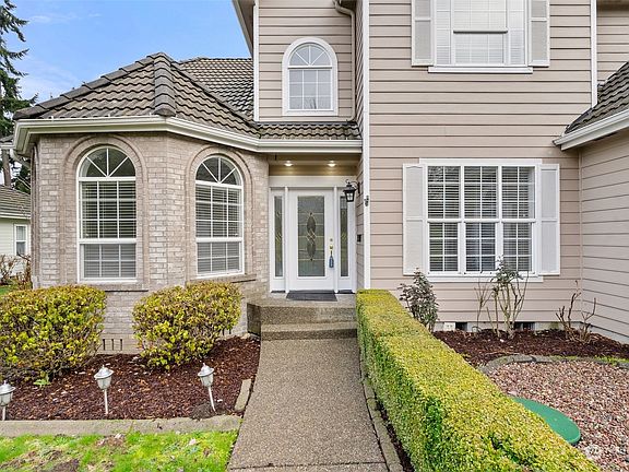 4th image of 4032 Campus Green Drive NE
