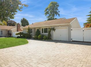 18 Lois Ln, Farmingdale, NY 11735