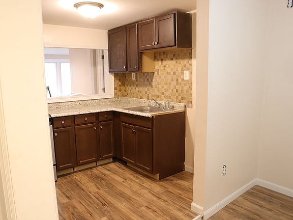 5th image of 713 Dehirsch Ave #1