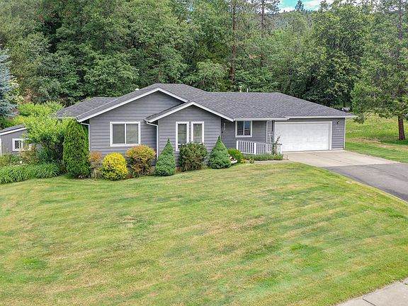 3rd image of 902 NE Dewey Dr