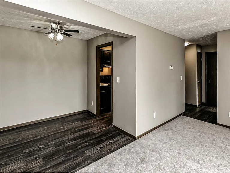 Edgewater Court Apartments — Photo 17