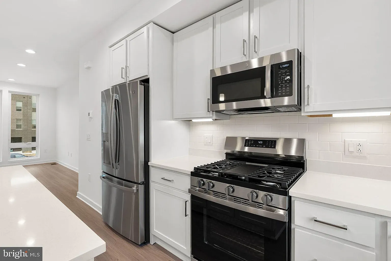 3 bed, 3.5 bath, 1883 sqft, $3,300 — Photo 2